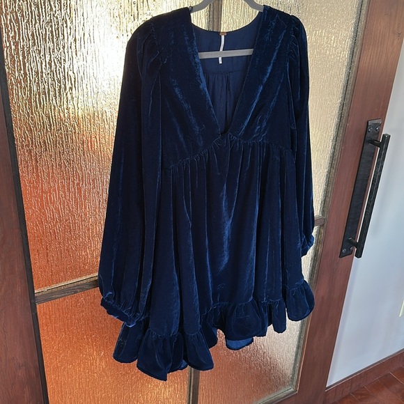 Free People Estella Velvet Flounce Dress in dark navy size Medium - Picture 5 of 7